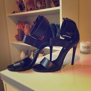 STEVE MADDEN Black Leather Sandals