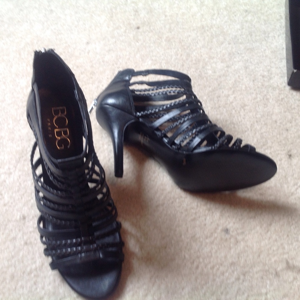 BCBG CAGE SANDAL 8 1/2