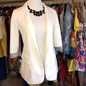 FOREVER 21 White Blazer