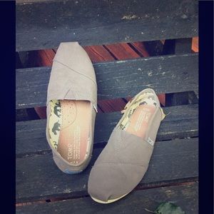 Toms gray size 7.5