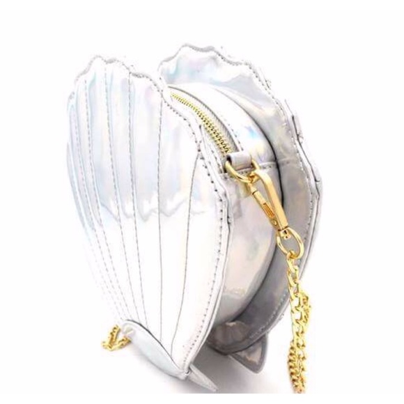LAST ONE! ‼️ Iridescent Mermaid Seashell Purse - Picture 8 of 8