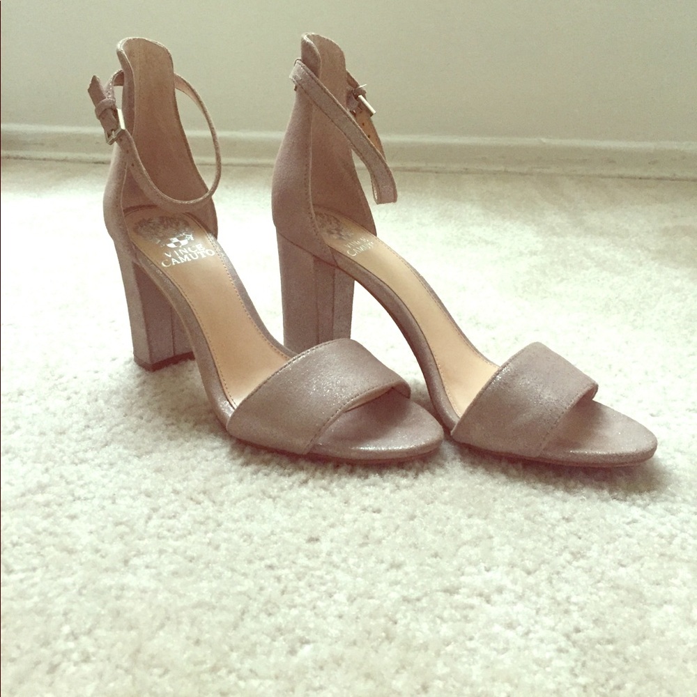 ⚡️⚡️LIMITED TIME SALE VINCE CAMUTO PUMPS⚡️⚡️