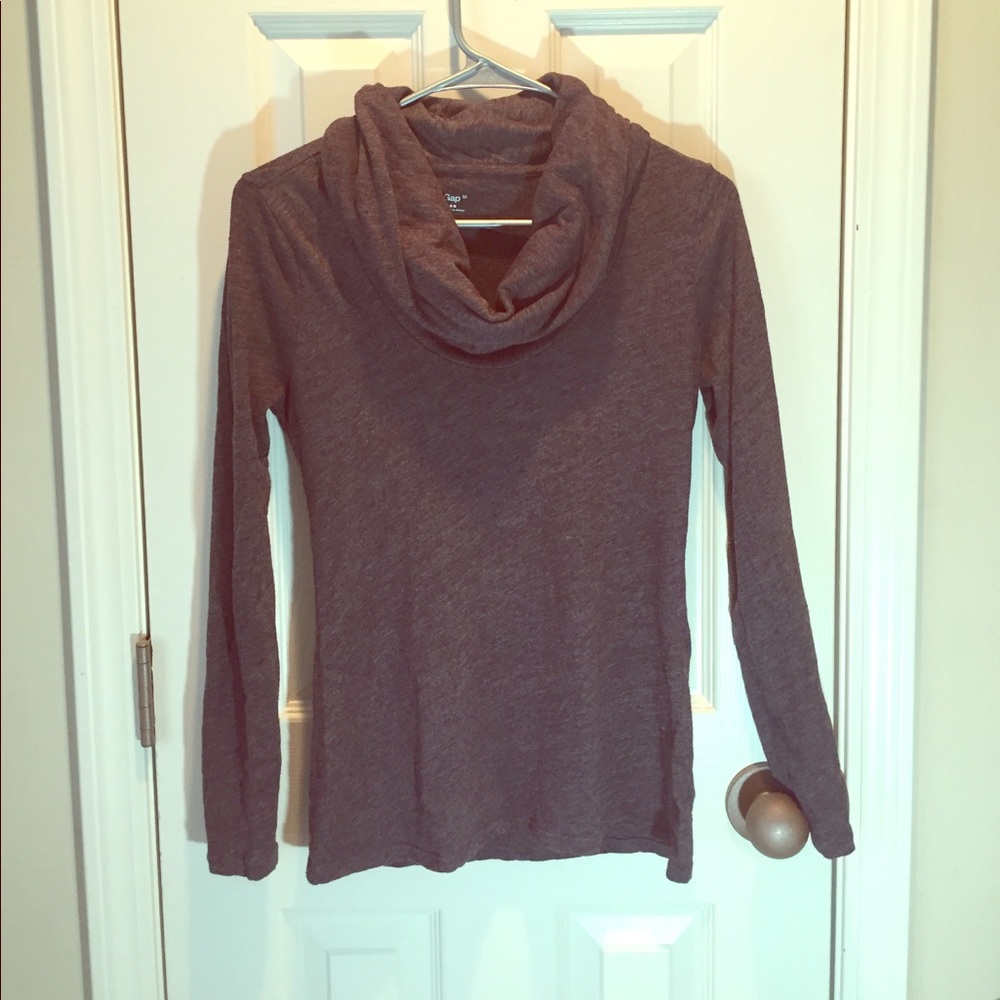 Long sleeve tee.
