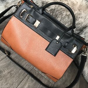 🎉24 HR SALE 🎉 🐪 Camel & Black Handbag 👜
