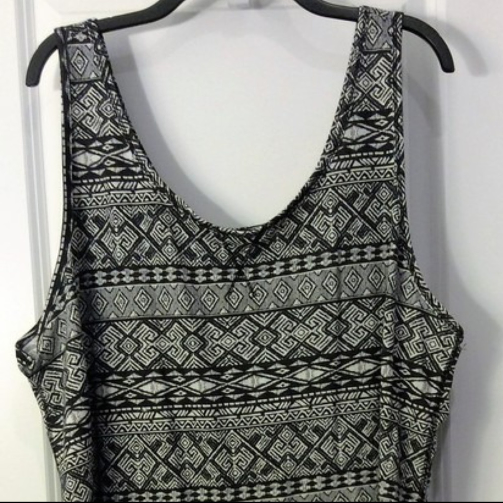Forever 21+ Black & White Patterned top 3x