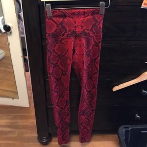 Lululemon wunder under high rise pants.