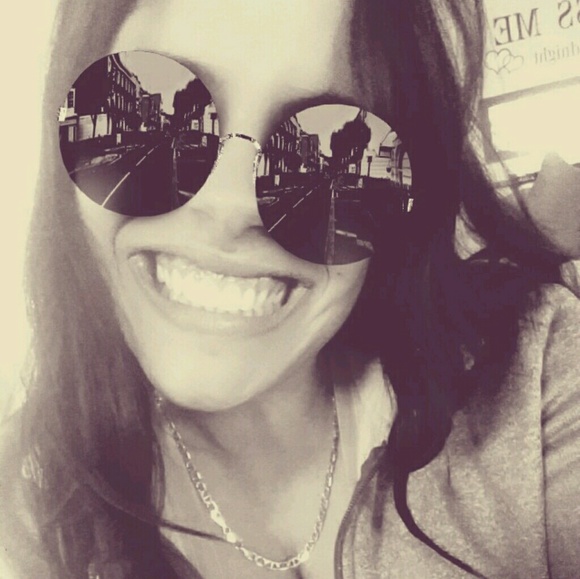 Meet your Posher, Jessica - Picture 2 of 5