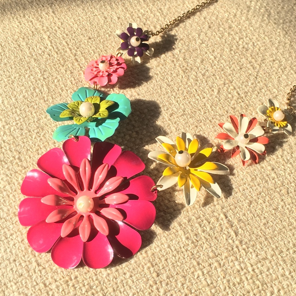 Large metal flower power necklace