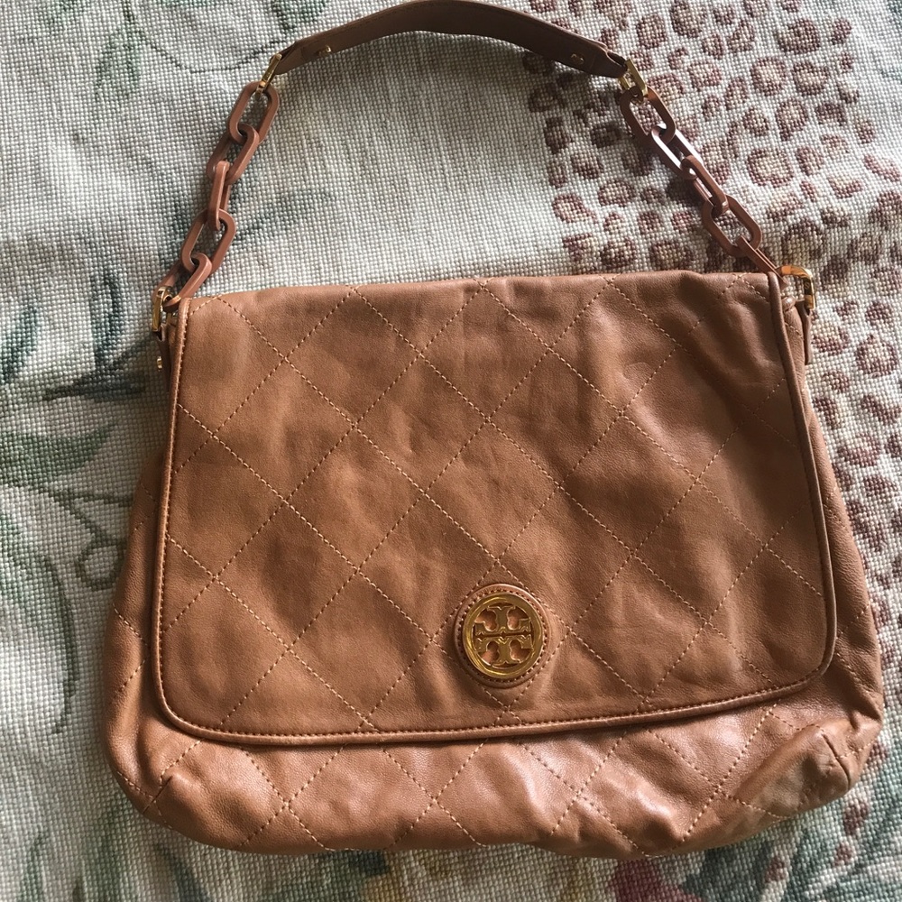 Gorgeous & Unique Tory Burch quilted handbag! 👜
