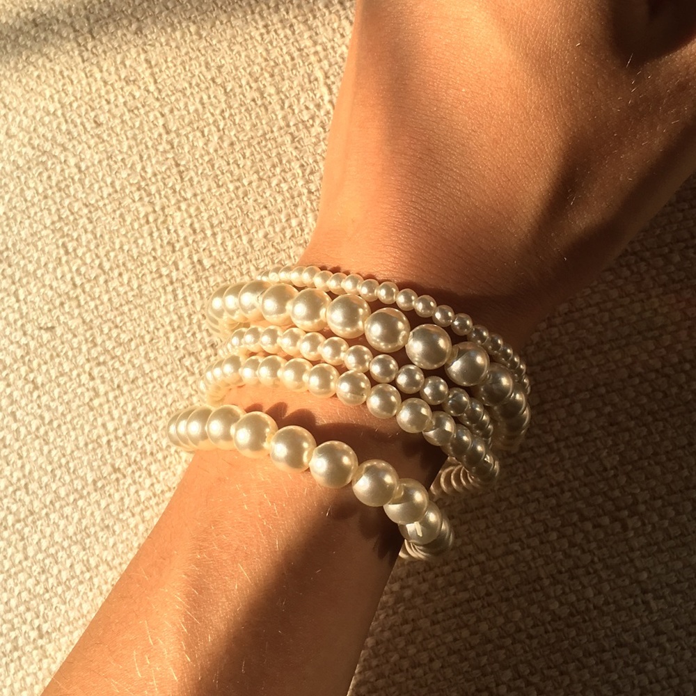 Set of 5 elastic pearl costume bracelets