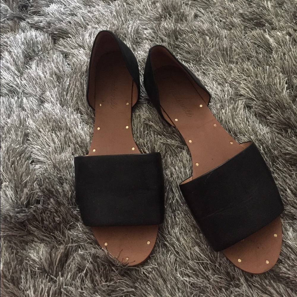 Open-toe flat sandals