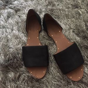Open-toe flat sandals