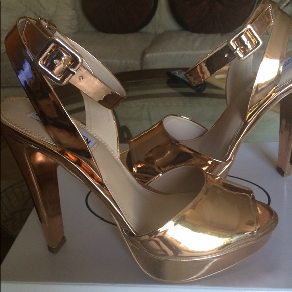 Steve Madden Shoes - NWT, Gorgeous Steve Madden Rose Gold heels.