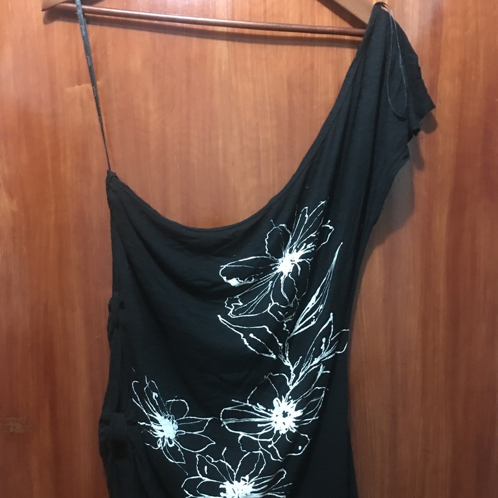 One shoulder top