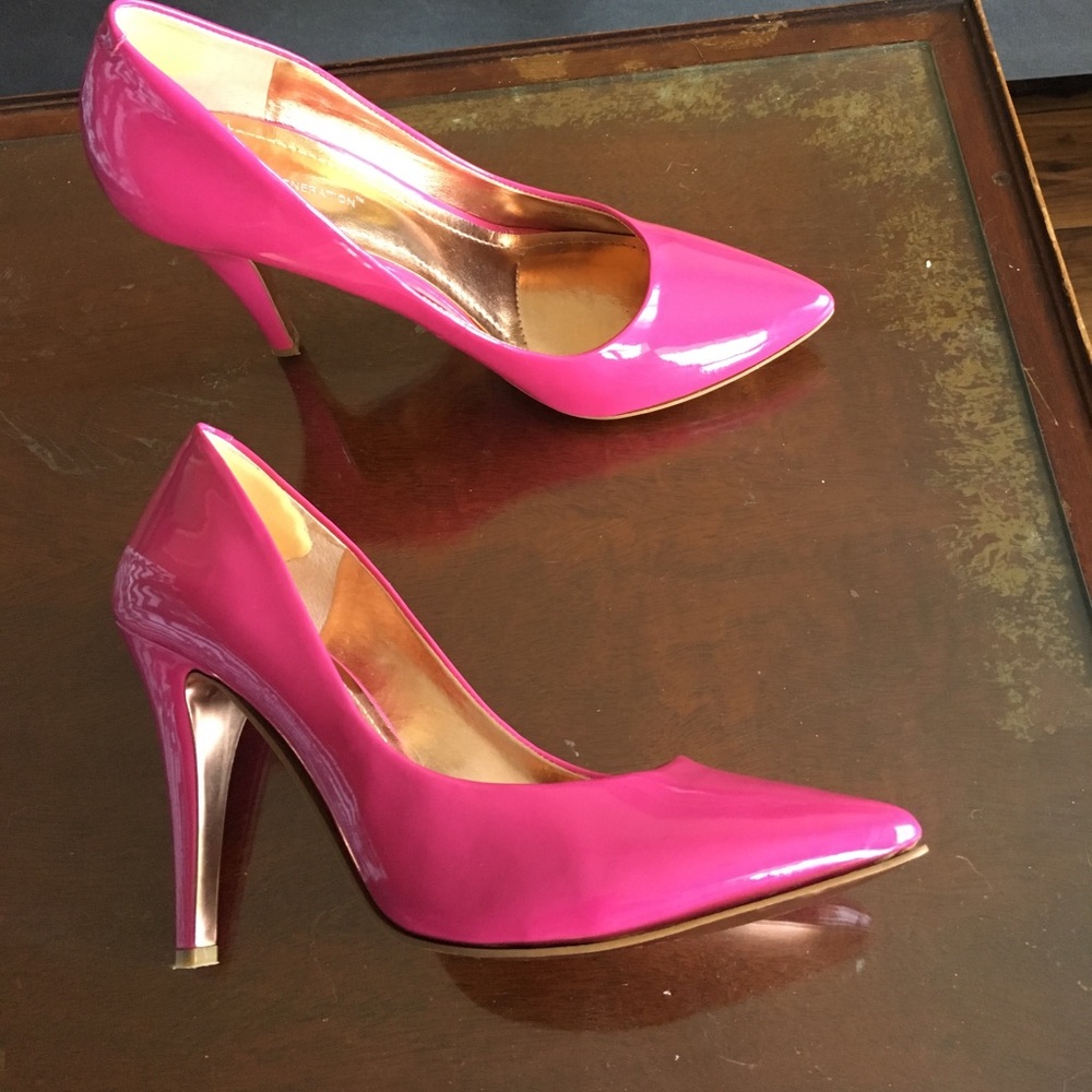BCBG generation closed toe pumps