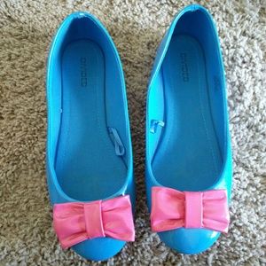 Blue/pink bow flats