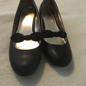 Black heals with bow