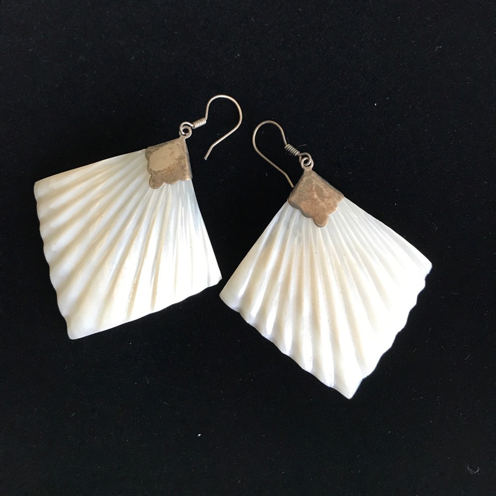 VINTAGE Mother of pearl  earrings.