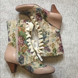 Poetic License Lady Victoria Boots