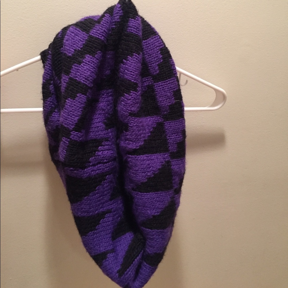 Geometric shaped infinity scarf