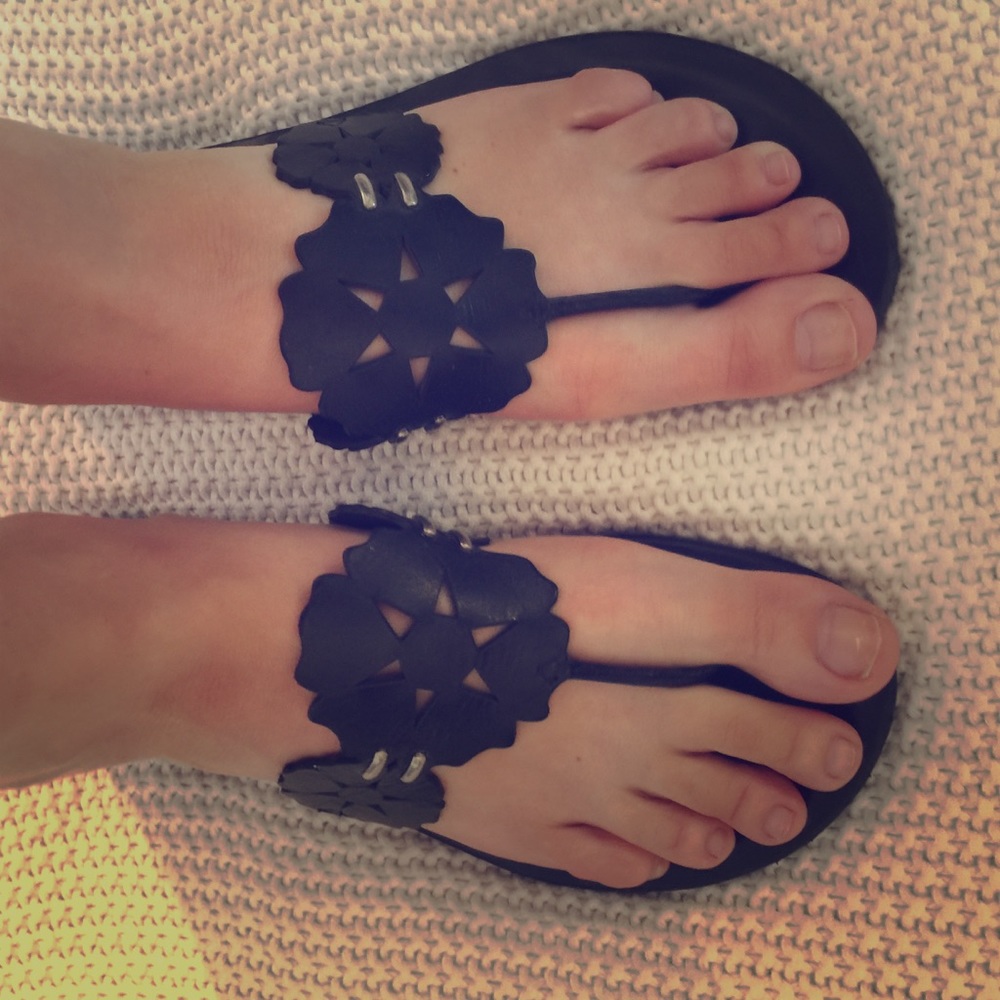 Vera Wang Lavender size 6 black leather flip flops