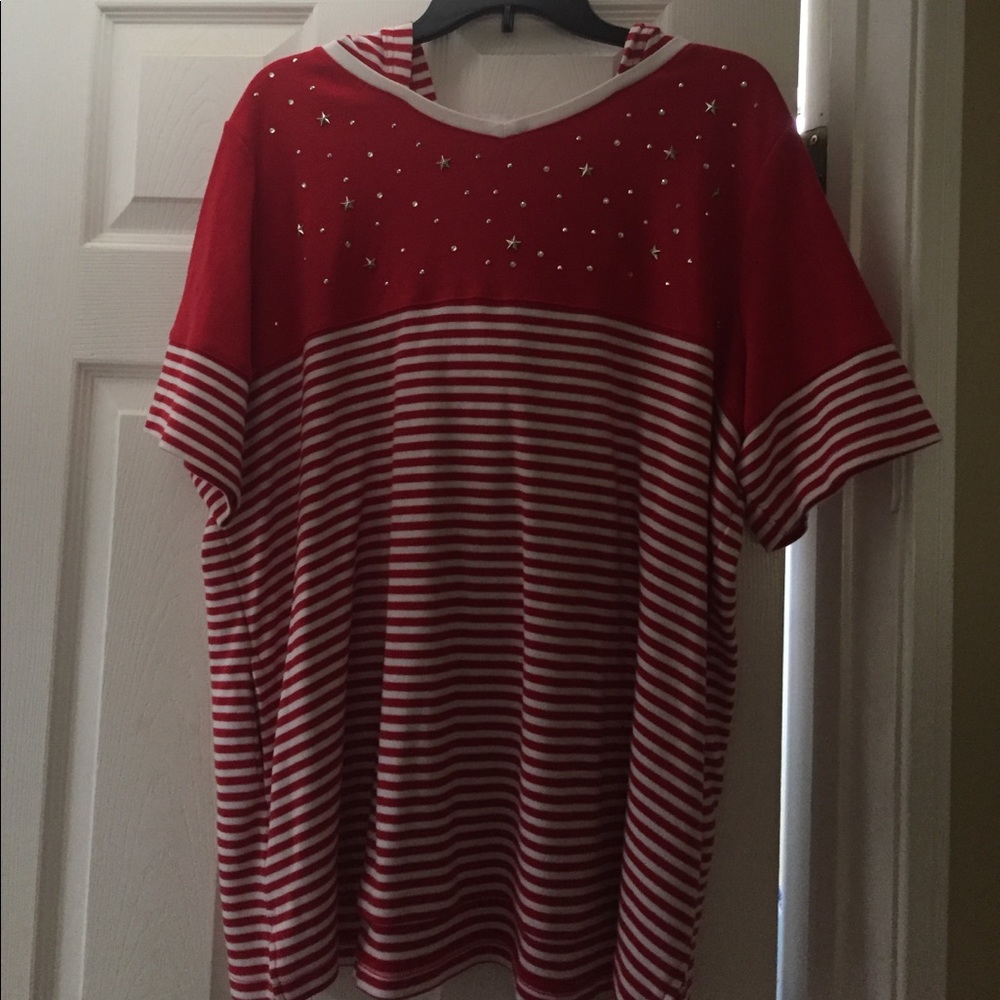 Short sleeved shirt with hoodie.