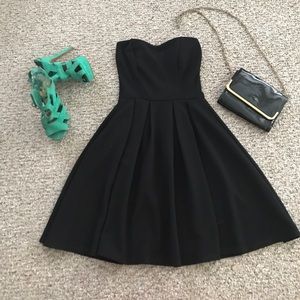 Fashionable strapless Little black dress.