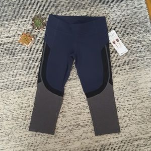 NWT Alo Yoga Curvature Capri Leggings