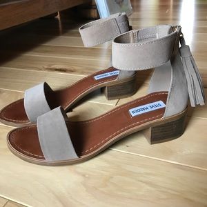 ADORABLE STEVE MADDEN STRAPPY SANDALS