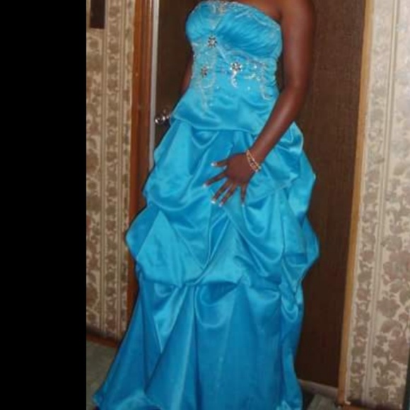 PROM DRESS - Picture 2 of 2
