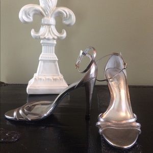 Jessica Simpson Pewter Silver Heels Size 7 1/2