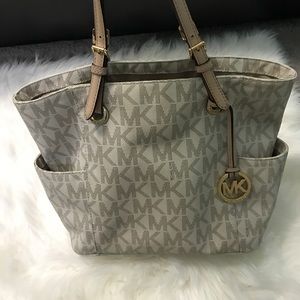 Adorable MK purse!! Only been used twice!!