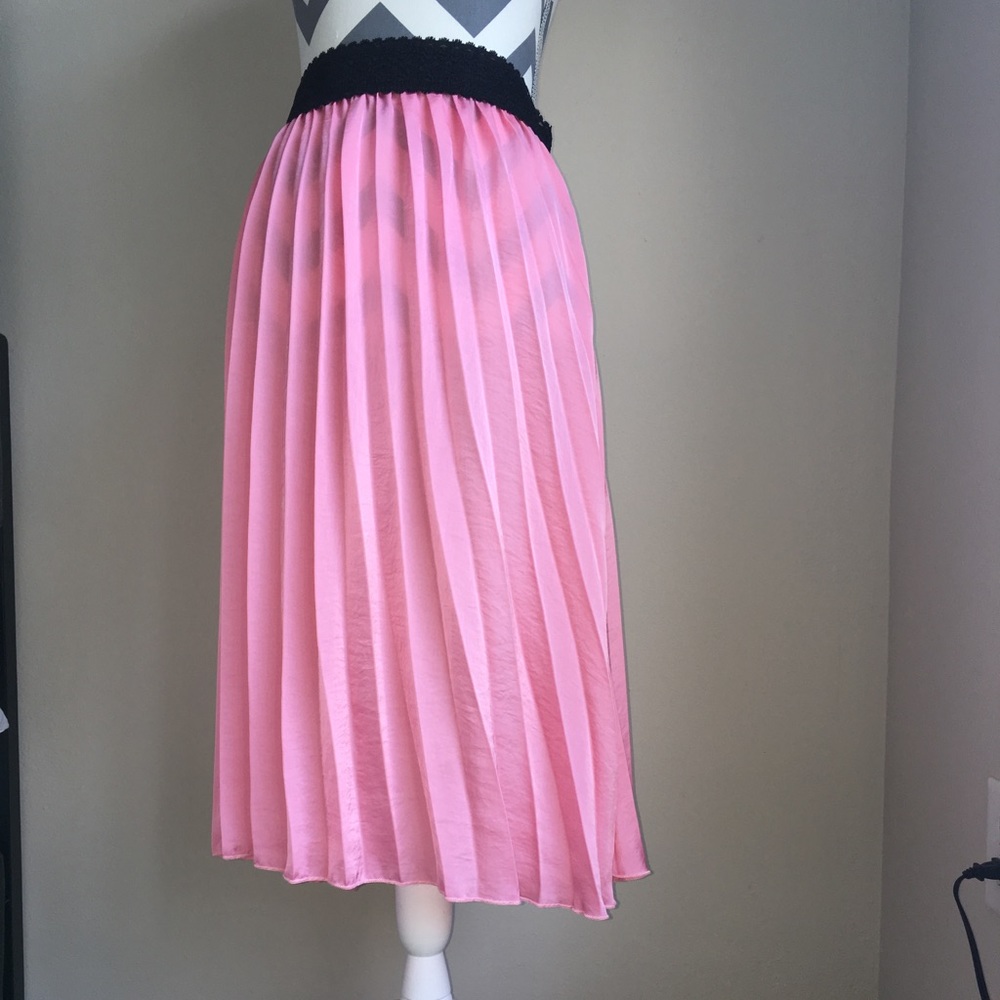 Beautiful Midi skirt,Pleated,Black Lace Waistband!