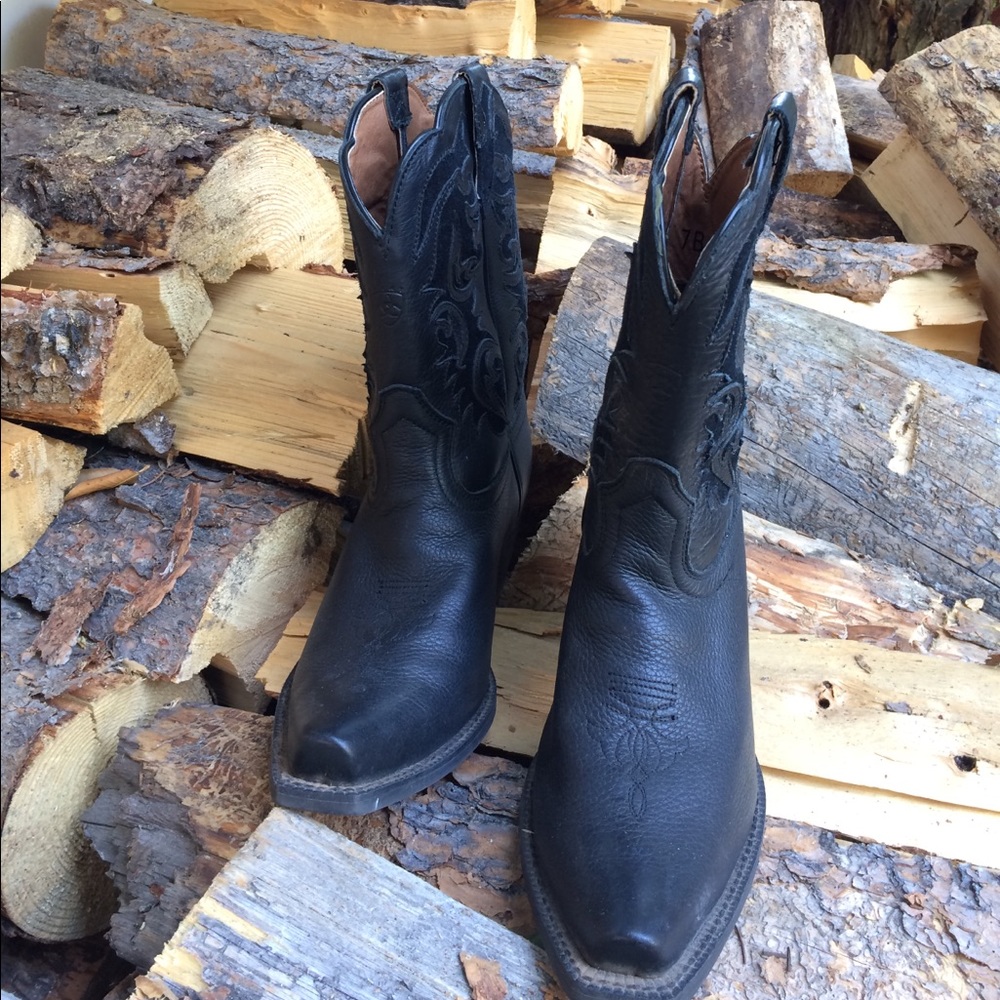 Black leather cowgirl boots