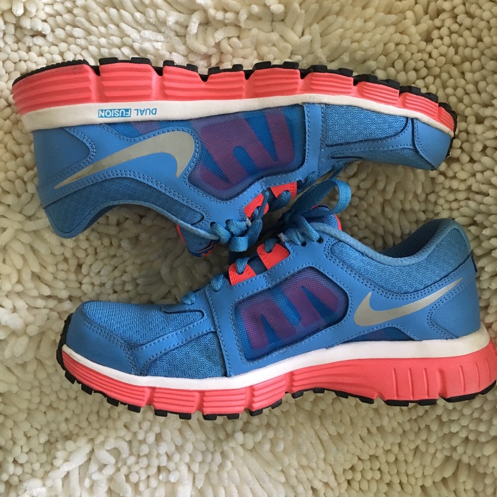 Women Nike Running Shoes 8.5 - Dual Fusion