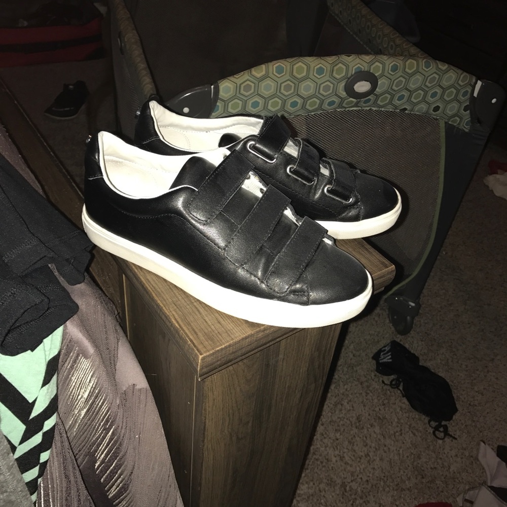 Steve Madden 3 strap shoes