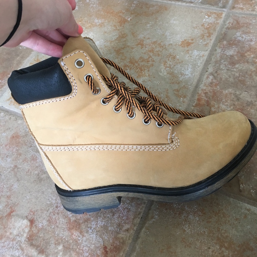 Never worn Steve Madden boots