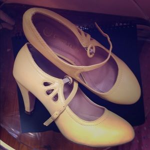 Vintage style yellow heels