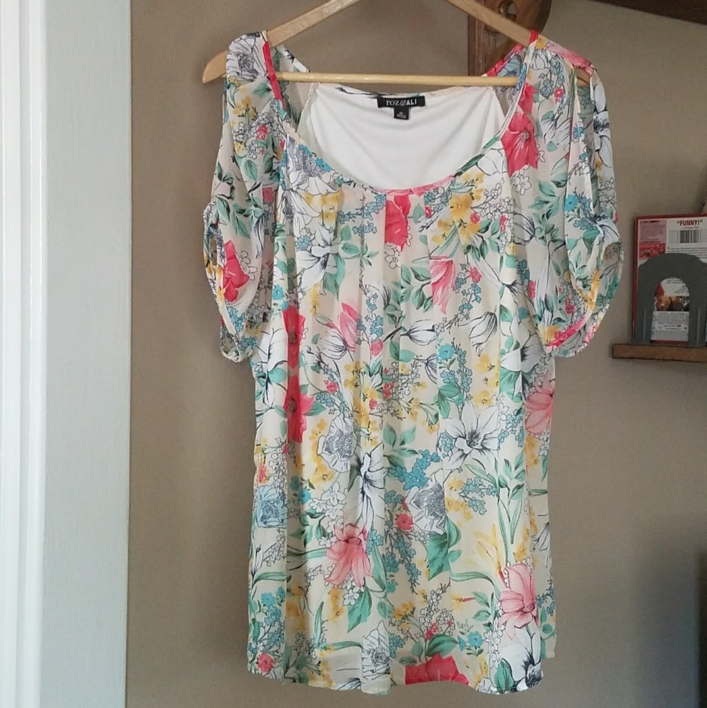 NWOT ROZ & ALI FLORAL PRINT COLD-SHOULDER BLOUS