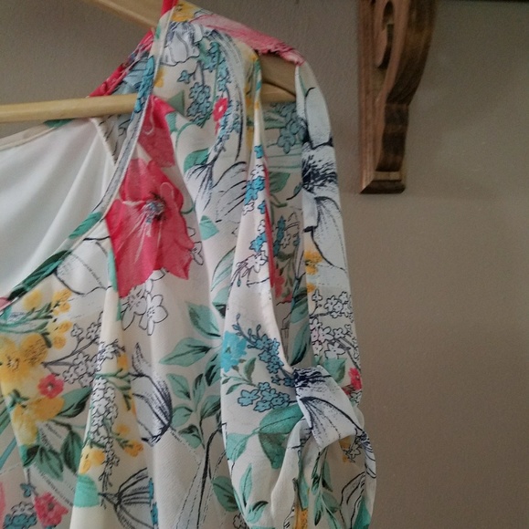 NWOT ROZ & ALI FLORAL PRINT COLD-SHOULDER BLOUS - Picture 3 of 4