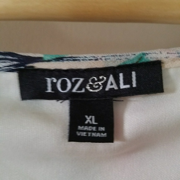 NWOT ROZ & ALI FLORAL PRINT COLD-SHOULDER BLOUS - Picture 4 of 4