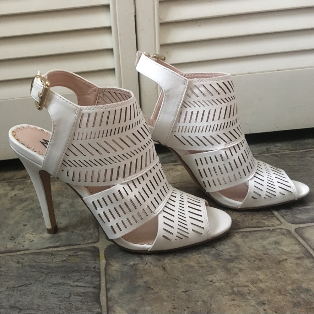 Size 7.5 white cutout bootie/heel. 👠