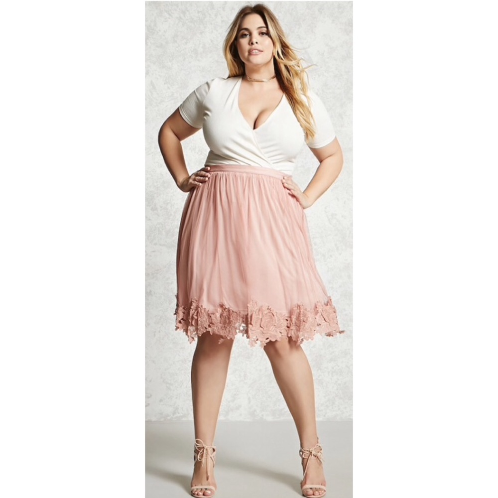 🌸🎉HP🎉🌸Mauve Floral Crochet Tulle Skirt 1X - Picture 2 of 6
