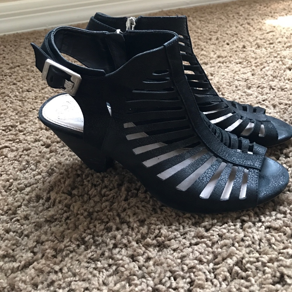 VINCE CAMUTO SANDALS