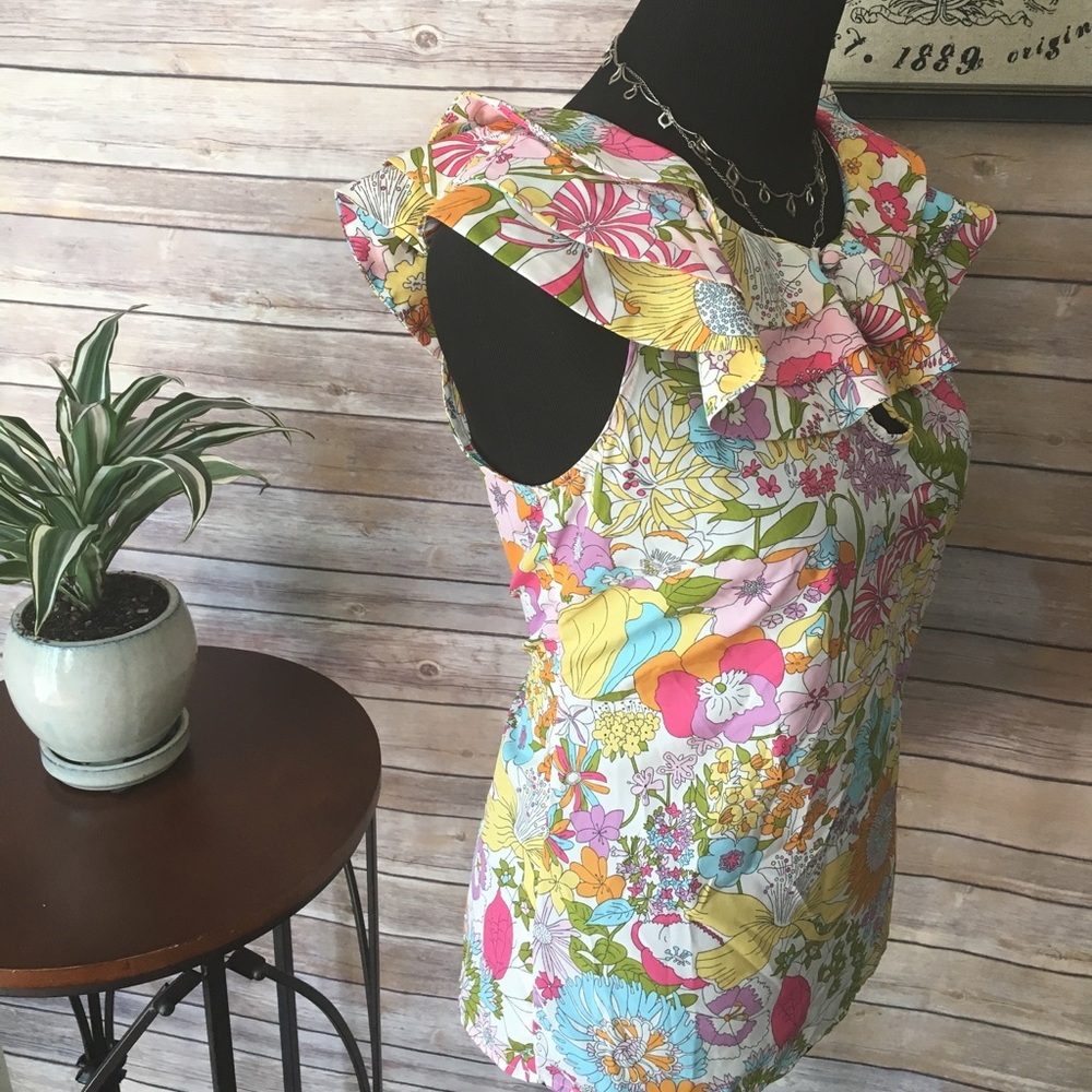 Sleeveless Floral Ruffle Collar Blouse.