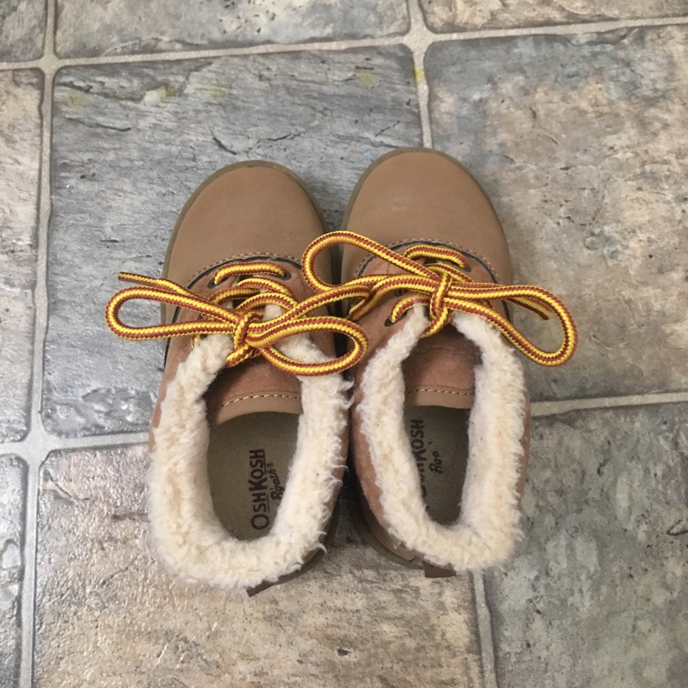 Osh Kosh toddler size 8 fleece lined boots.