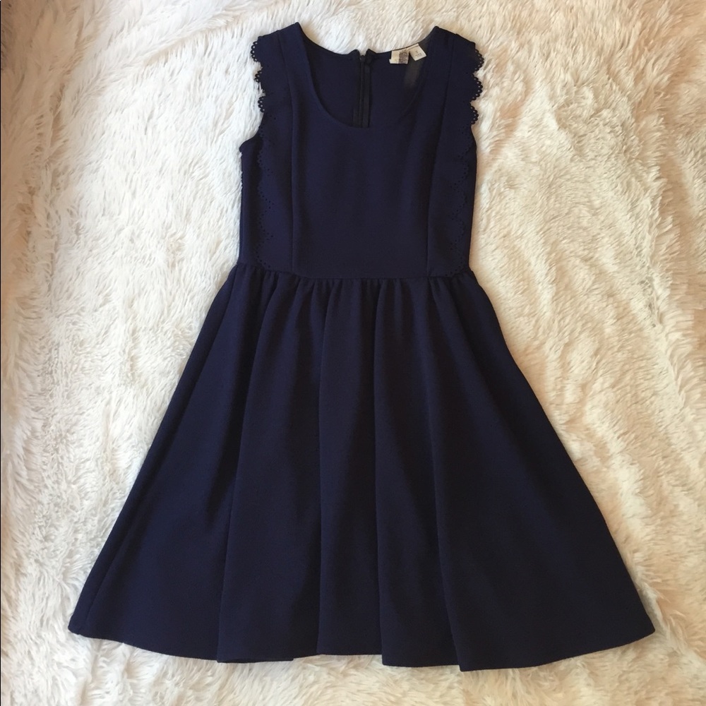 Elegant navy blue scalloped Detailed dress