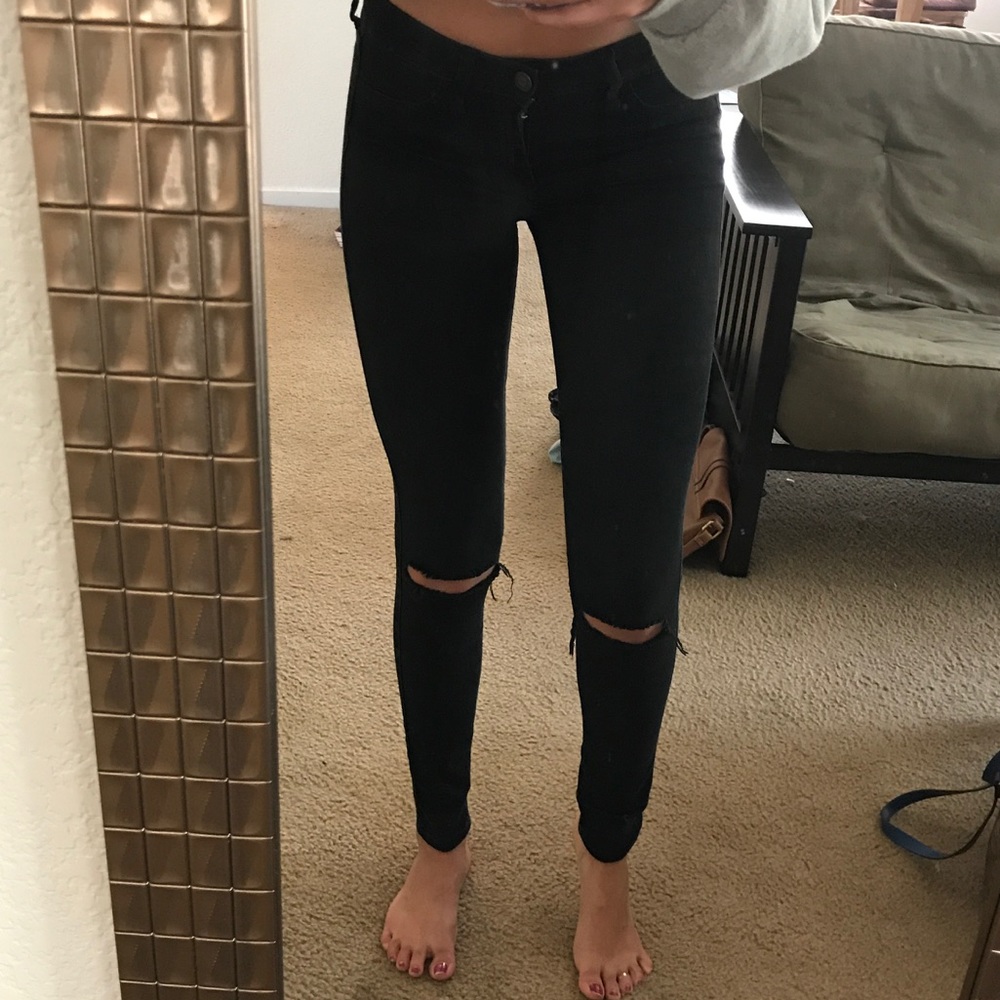 Basic black Hollister skinny jeans w cuts on knees