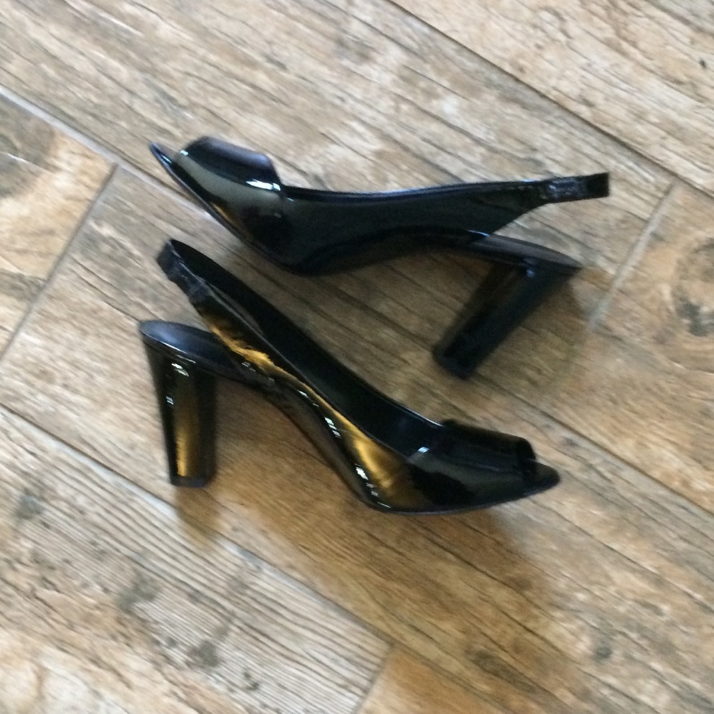 Ann Taylor sling back patent leather shoes. - Picture 4 of 6