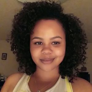 Meet your Posher, Kayla